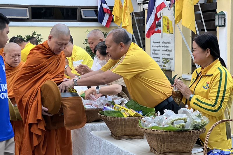 กิจกรรมทำบุญตักบาตรในช่วงเช้า ณ วัดเทพศิรินทราวาส