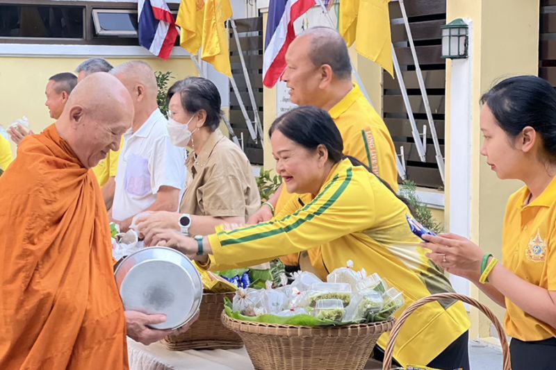 กิจกรรมทำบุญตักบาตรในช่วงเช้า ณ วัดเทพศิรินทราวาส