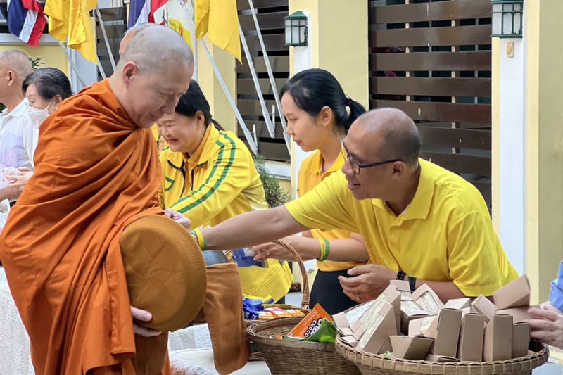 กิจกรรมทำบุญตักบาตรในช่วงเช้า ณ วัดเทพศิรินทราวาส