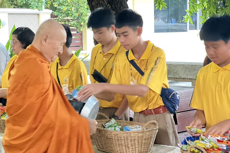 กิจกรรมทำบุญตักบาตรในช่วงเช้า ณ วัดเทพศิรินทราวาส