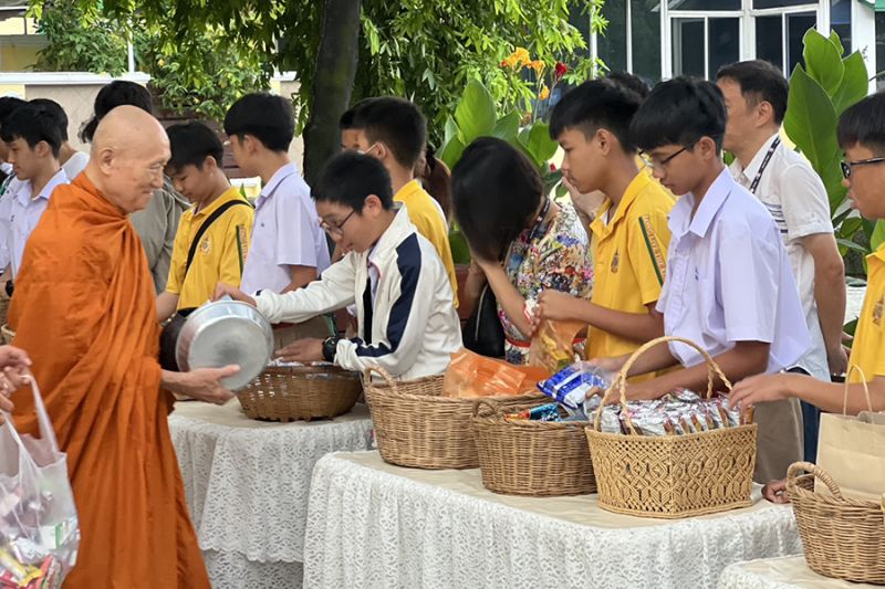 กิจกรรมทำบุญตักบาตรในช่วงเช้า ณ วัดเทพศิรินทราวาส