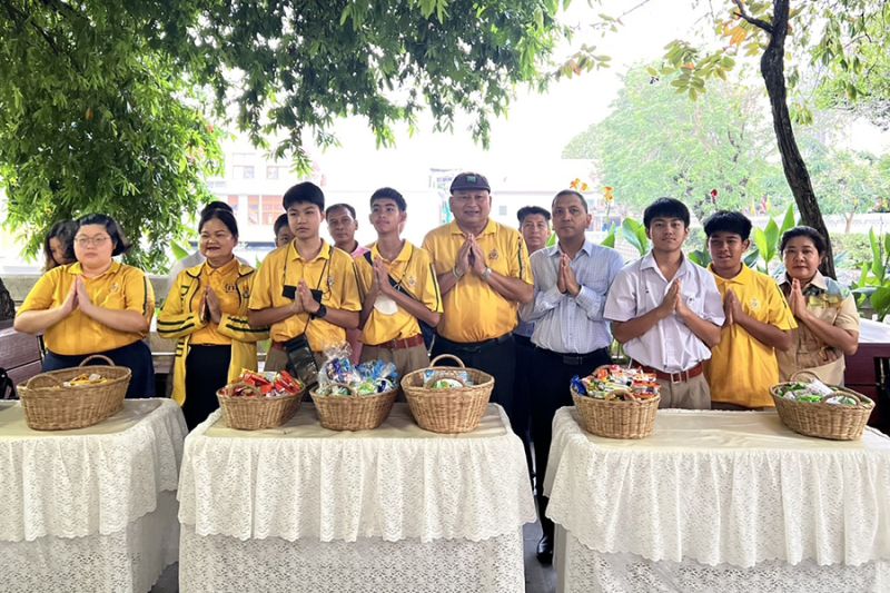 กิจกรรมทำบุญตักบาตรในช่วงเช้า ณ วัดเทพศิรินทราวาส