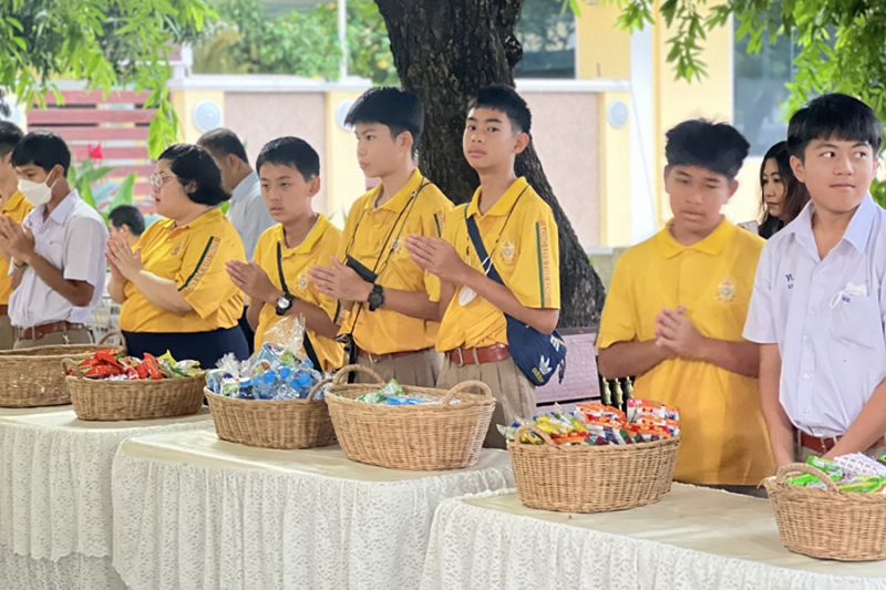 กิจกรรมทำบุญตักบาตรในช่วงเช้า ณ วัดเทพศิรินทราวาส
