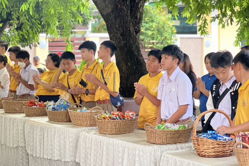 กิจกรรมทำบุญตักบาตรในช่วงเช้า ณ วัดเทพศิรินทราวาส