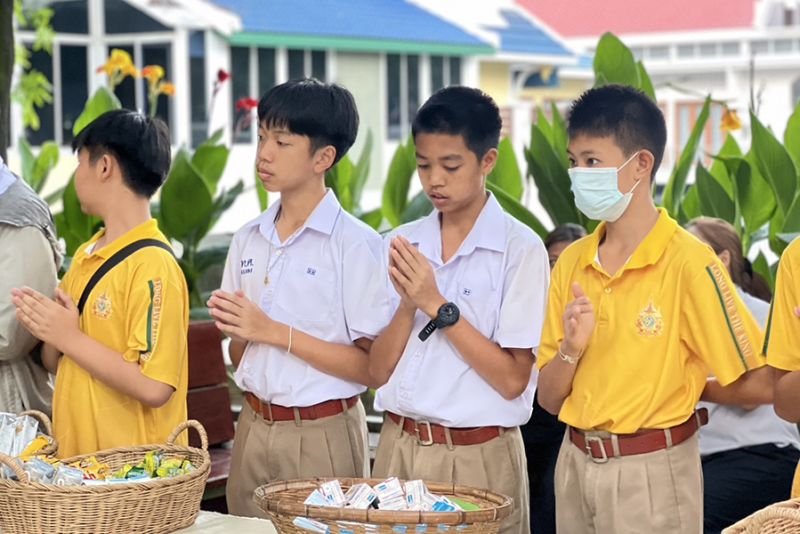 กิจกรรมทำบุญตักบาตรในช่วงเช้า ณ วัดเทพศิรินทราวาส