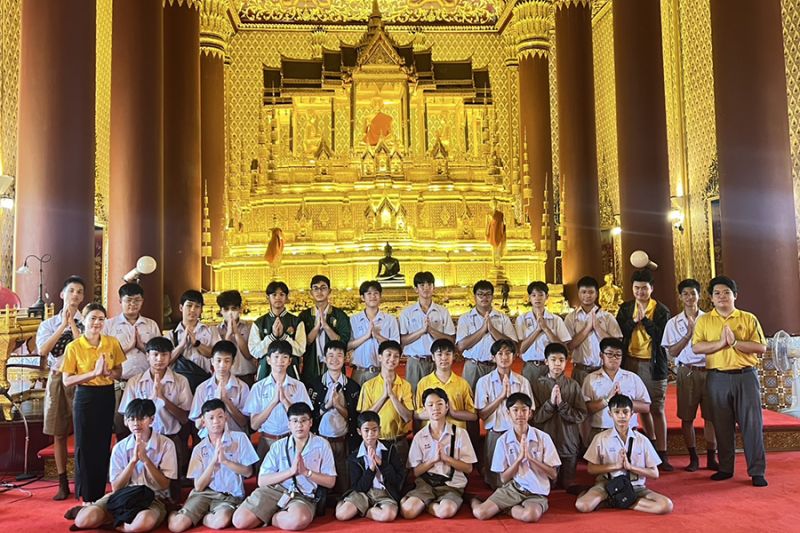 กิจกรรมทำบุญตักบาตรในช่วงเช้า ณ วัดเทพศิรินทราวาส