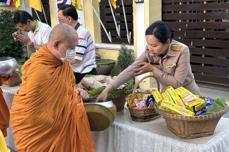 กิจกรรมทำบุญตักบาตรในช่วงเช้า ณ วัดเทพศิรินทราวาส