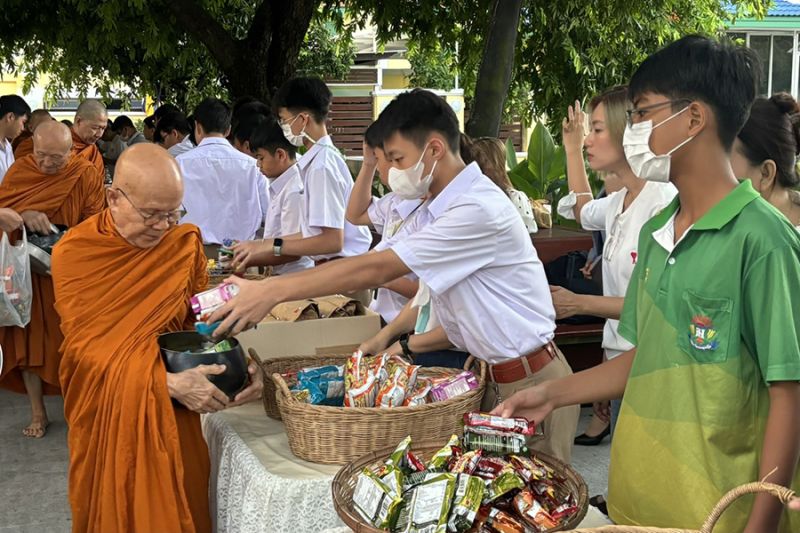 กิจกรรมทำบุญตักบาตรในช่วงเช้า ณ วัดเทพศิรินทราวาส