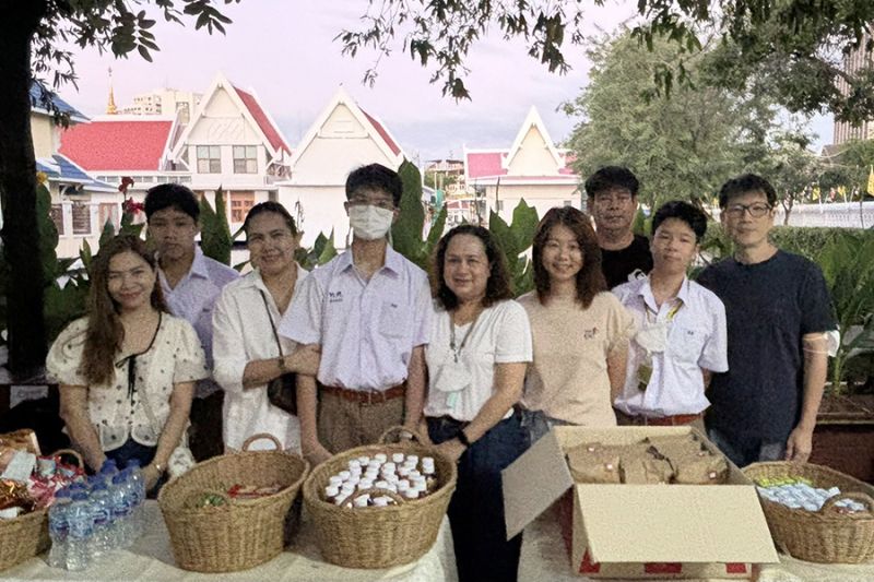 กิจกรรมทำบุญตักบาตรในช่วงเช้า ณ วัดเทพศิรินทราวาส