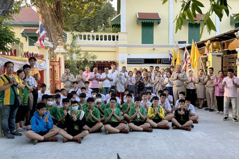 กิจกรรมทำบุญตักบาตรในช่วงเช้า ณ วัดเทพศิรินทราวาส