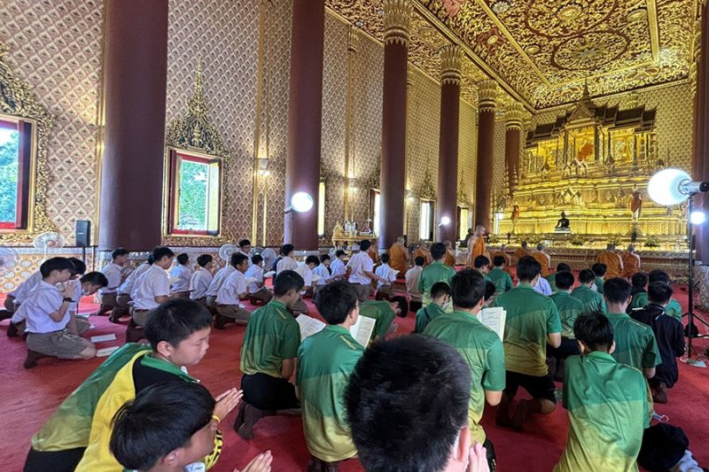 กิจกรรมทำบุญตักบาตรในช่วงเช้า ณ วัดเทพศิรินทราวาส