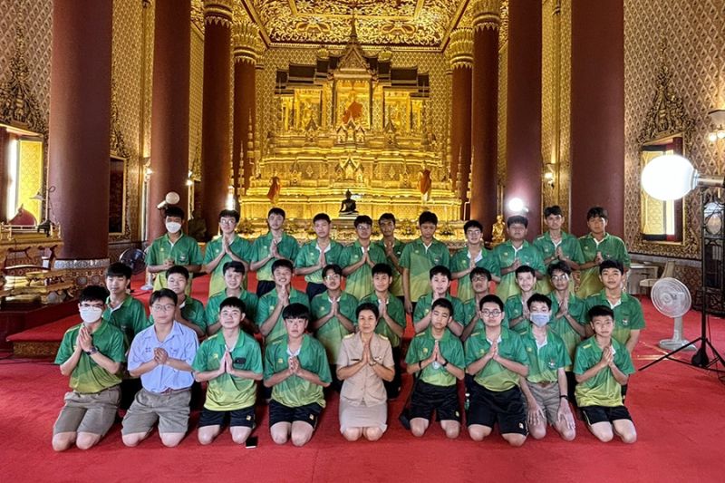 กิจกรรมทำบุญตักบาตรในช่วงเช้า ณ วัดเทพศิรินทราวาส