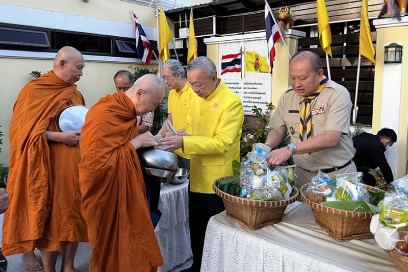 กิจกรรมทำบุญตักบาตรในช่วงเช้า ณ วัดเทพศิรินทราวาส