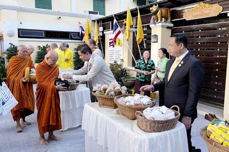 กิจกรรมทำบุญตักบาตรในช่วงเช้า ณ วัดเทพศิรินทราวาส