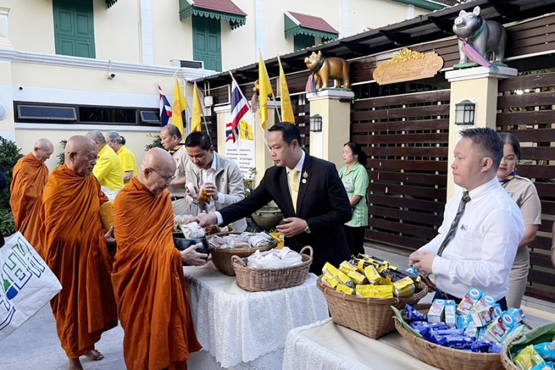 กิจกรรมทำบุญตักบาตรในช่วงเช้า ณ วัดเทพศิรินทราวาส