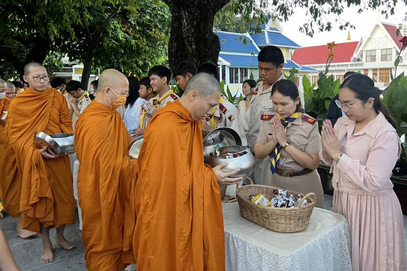 กิจกรรมทำบุญตักบาตรในช่วงเช้า ณ วัดเทพศิรินทราวาส