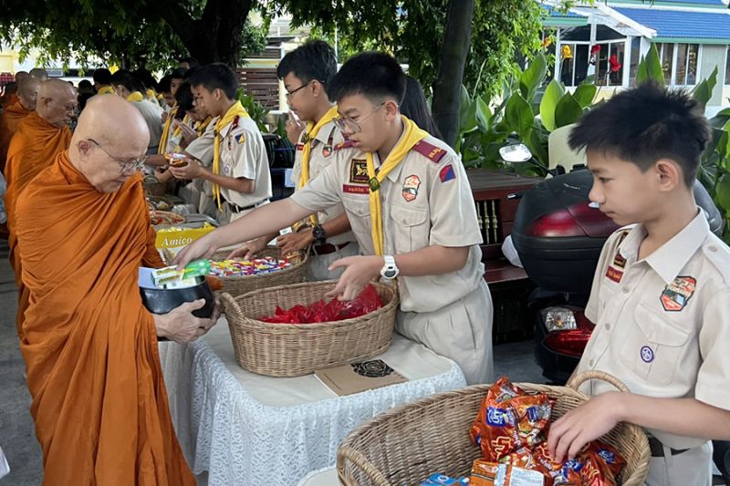 กิจกรรมทำบุญตักบาตรในช่วงเช้า ณ วัดเทพศิรินทราวาส