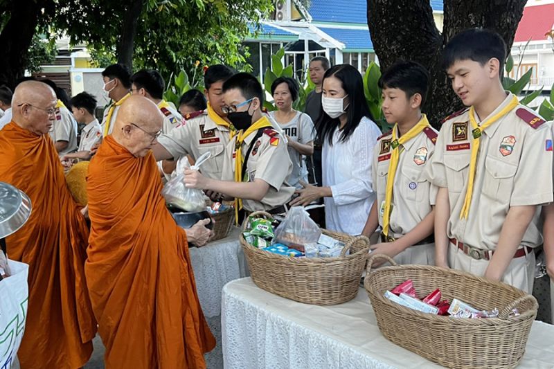 กิจกรรมทำบุญตักบาตรในช่วงเช้า ณ วัดเทพศิรินทราวาส