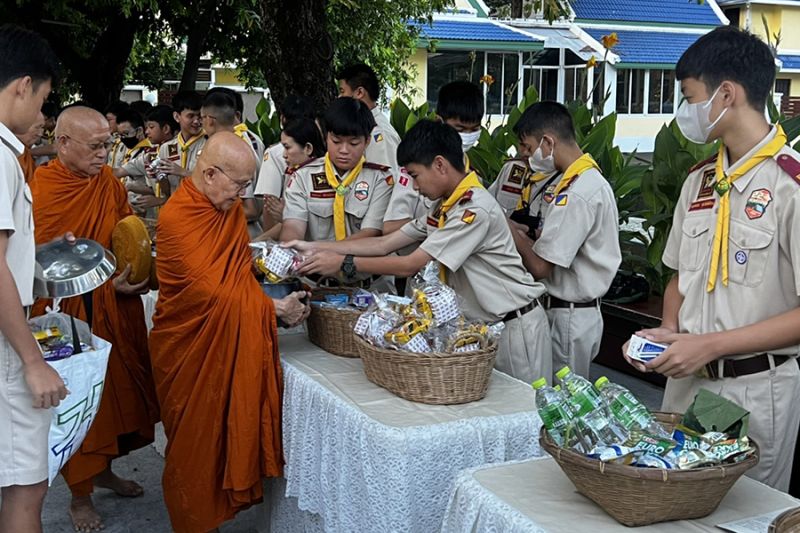 กิจกรรมทำบุญตักบาตรในช่วงเช้า ณ วัดเทพศิรินทราวาส