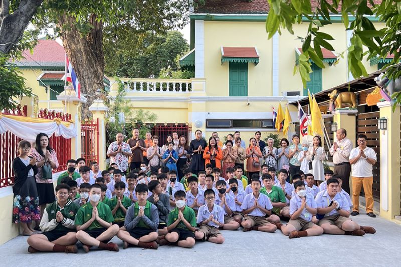 กิจกรรมทำบุญตักบาตรในช่วงเช้า ณ วัดเทพศิรินทราวาส