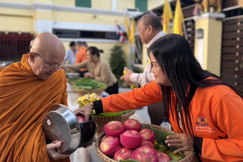 กิจกรรมทำบุญตักบาตรในช่วงเช้า ณ วัดเทพศิรินทราวาส