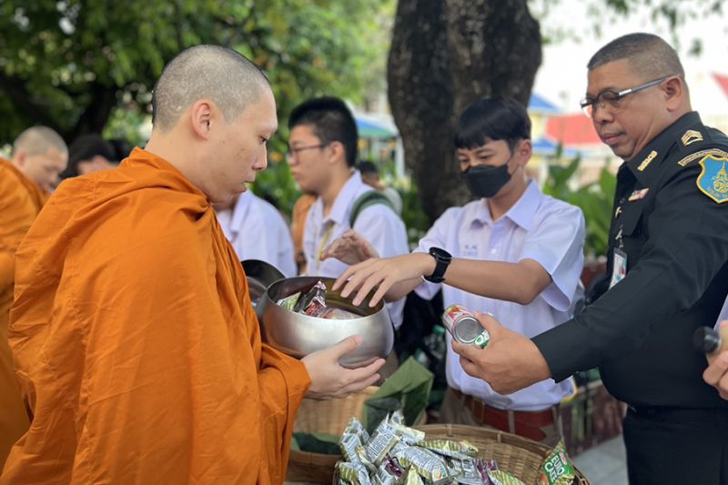 กิจกรรมทำบุญตักบาตรในช่วงเช้า ณ วัดเทพศิรินทราวาส