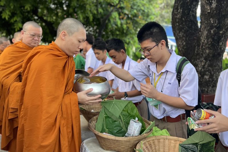 กิจกรรมทำบุญตักบาตรในช่วงเช้า ณ วัดเทพศิรินทราวาส