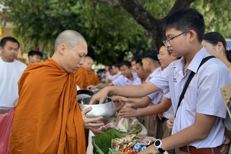 กิจกรรมทำบุญตักบาตรในช่วงเช้า ณ วัดเทพศิรินทราวาส