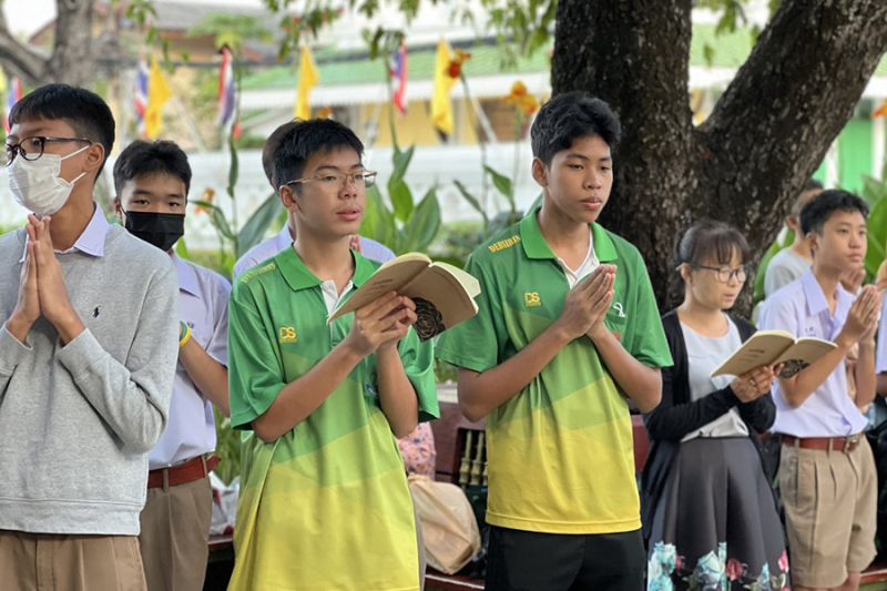 กิจกรรมทำบุญตักบาตรในช่วงเช้า ณ วัดเทพศิรินทราวาส