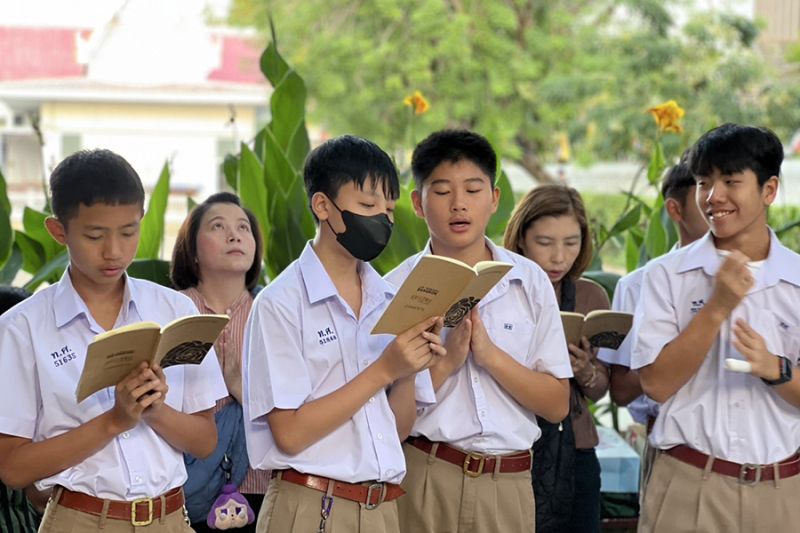 กิจกรรมทำบุญตักบาตรในช่วงเช้า ณ วัดเทพศิรินทราวาส