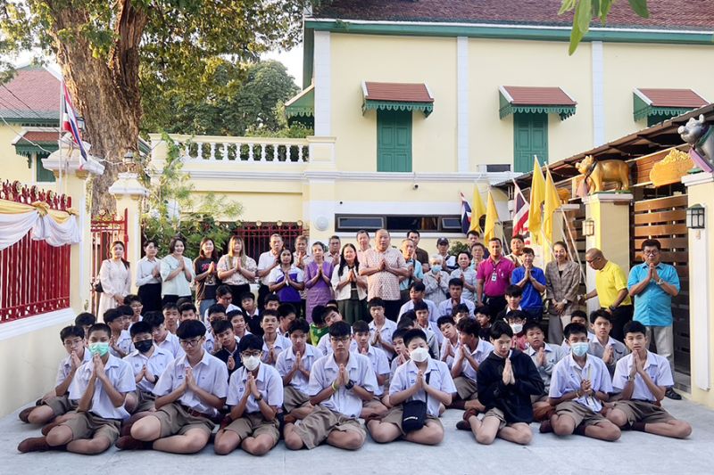 กิจกรรมทำบุญตักบาตรในช่วงเช้า ณ วัดเทพศิรินทราวาส