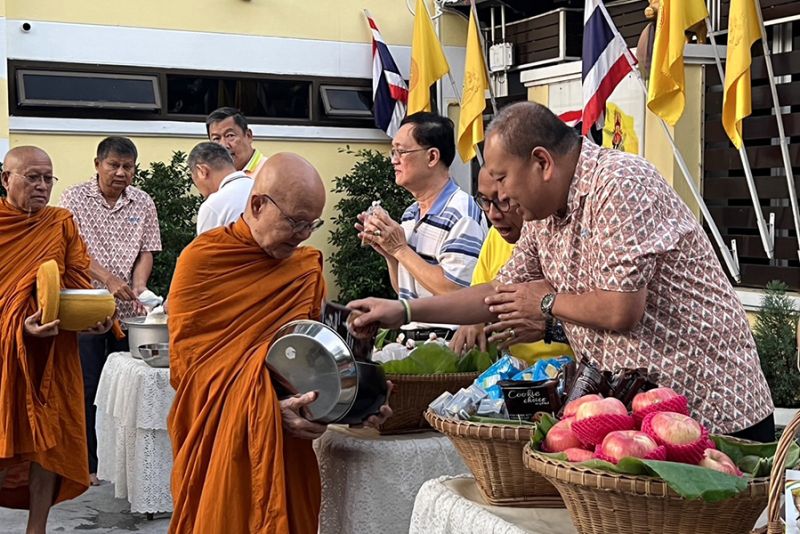 กิจกรรมทำบุญตักบาตรในช่วงเช้า ณ วัดเทพศิรินทราวาส