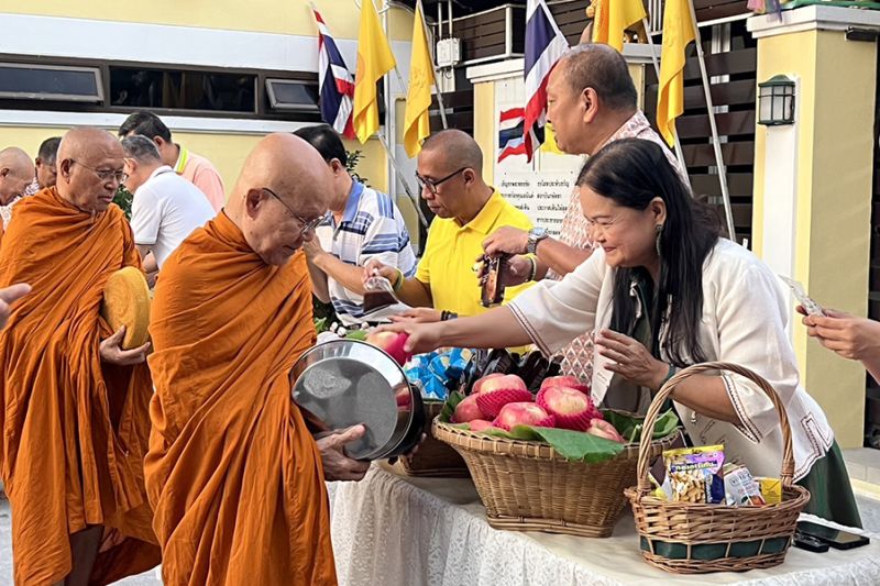 กิจกรรมทำบุญตักบาตรในช่วงเช้า ณ วัดเทพศิรินทราวาส