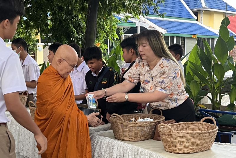 กิจกรรมทำบุญตักบาตรในช่วงเช้า ณ วัดเทพศิรินทราวาส