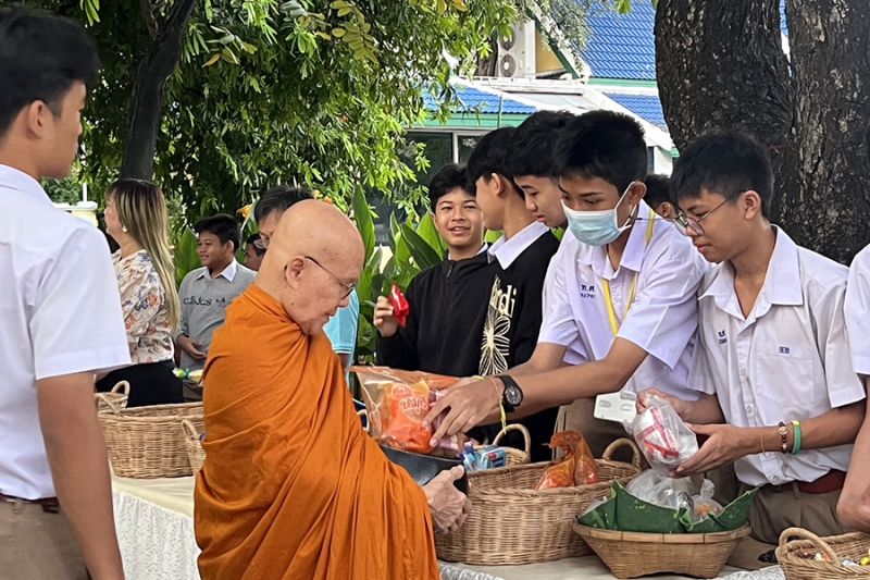 กิจกรรมทำบุญตักบาตรในช่วงเช้า ณ วัดเทพศิรินทราวาส