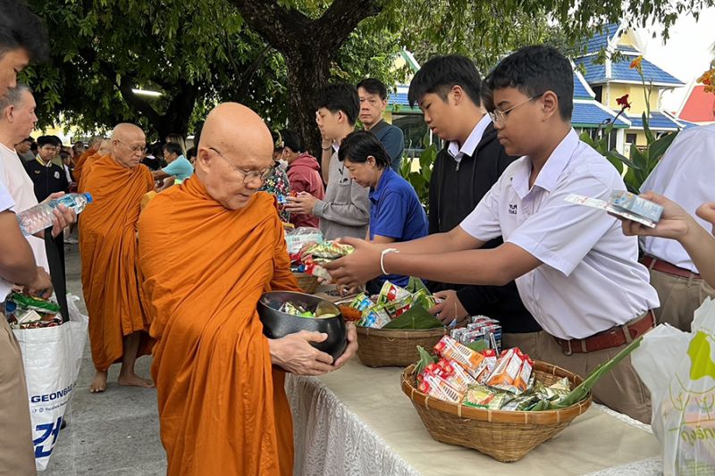 กิจกรรมทำบุญตักบาตรในช่วงเช้า ณ วัดเทพศิรินทราวาส