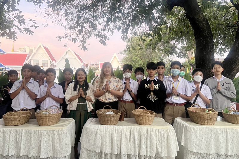 กิจกรรมทำบุญตักบาตรในช่วงเช้า ณ วัดเทพศิรินทราวาส