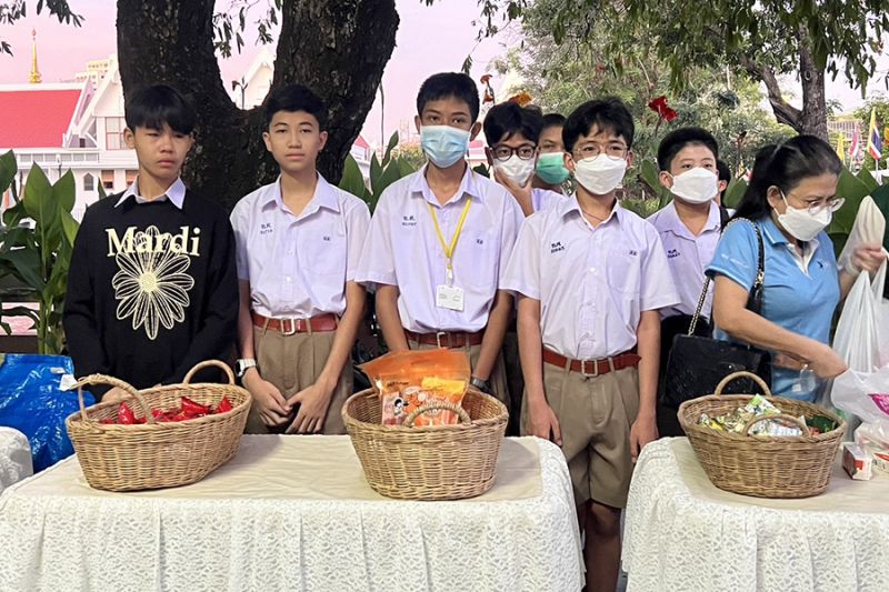 กิจกรรมทำบุญตักบาตรในช่วงเช้า ณ วัดเทพศิรินทราวาส