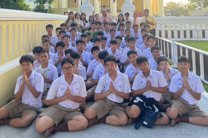 กิจกรรมทำบุญตักบาตรในช่วงเช้า ณ วัดเทพศิรินทราวาส