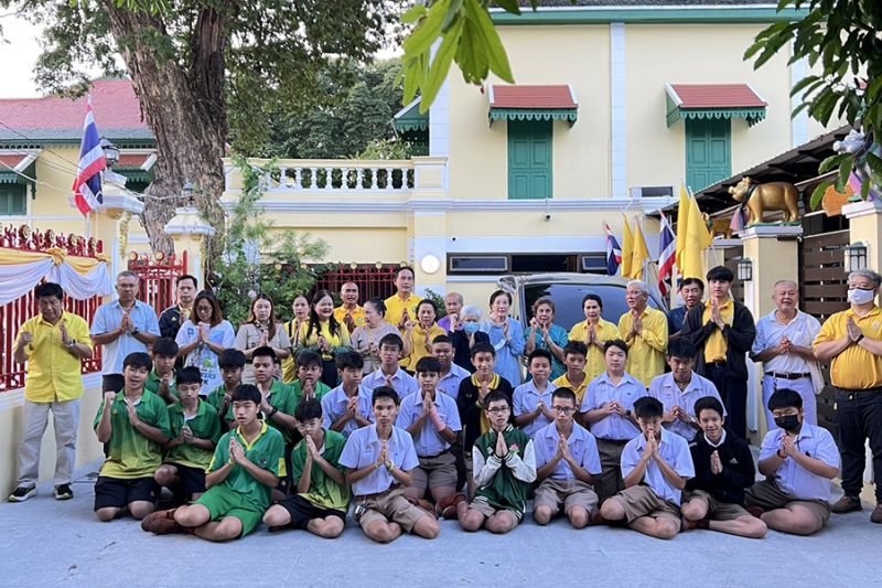 กิจกรรมทำบุญตักบาตรในช่วงเช้า ณ วัดเทพศิรินทราวาส