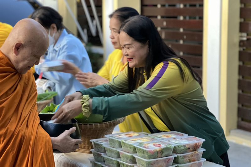กิจกรรมทำบุญตักบาตรในช่วงเช้า ณ วัดเทพศิรินทราวาส