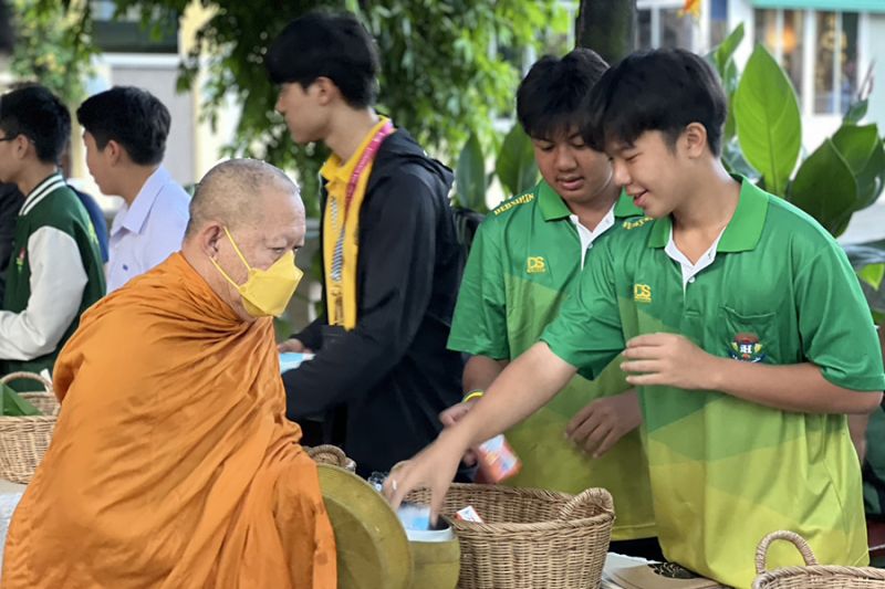 กิจกรรมทำบุญตักบาตรในช่วงเช้า ณ วัดเทพศิรินทราวาส