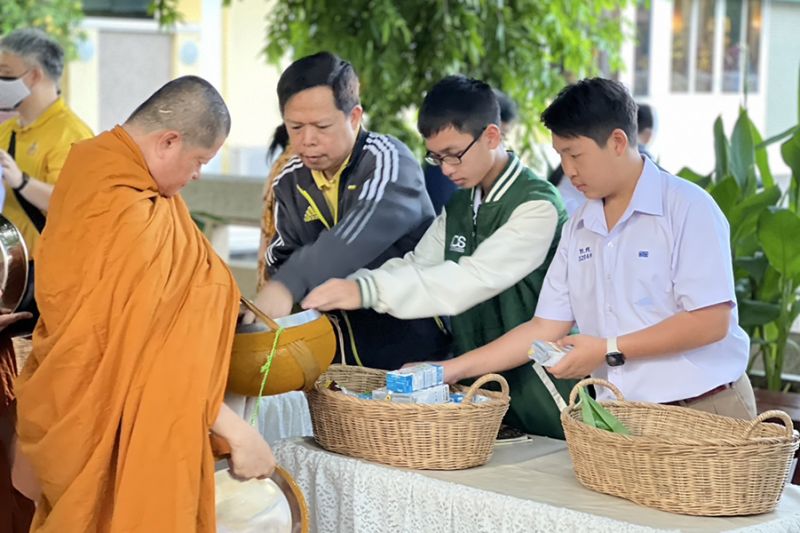 กิจกรรมทำบุญตักบาตรในช่วงเช้า ณ วัดเทพศิรินทราวาส