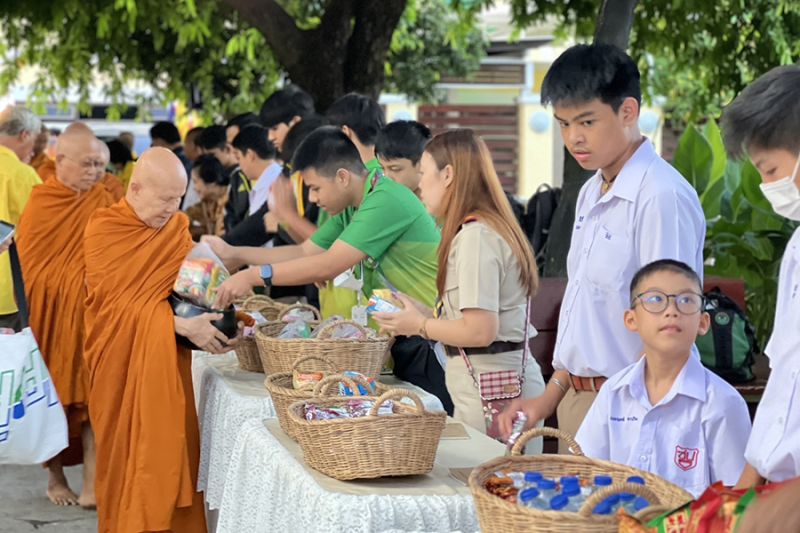 กิจกรรมทำบุญตักบาตรในช่วงเช้า ณ วัดเทพศิรินทราวาส