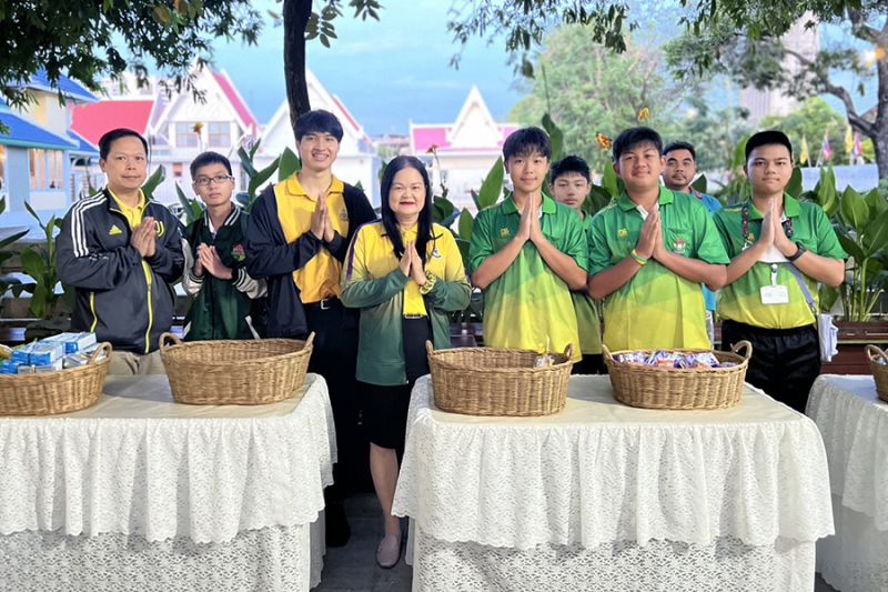 กิจกรรมทำบุญตักบาตรในช่วงเช้า ณ วัดเทพศิรินทราวาส
