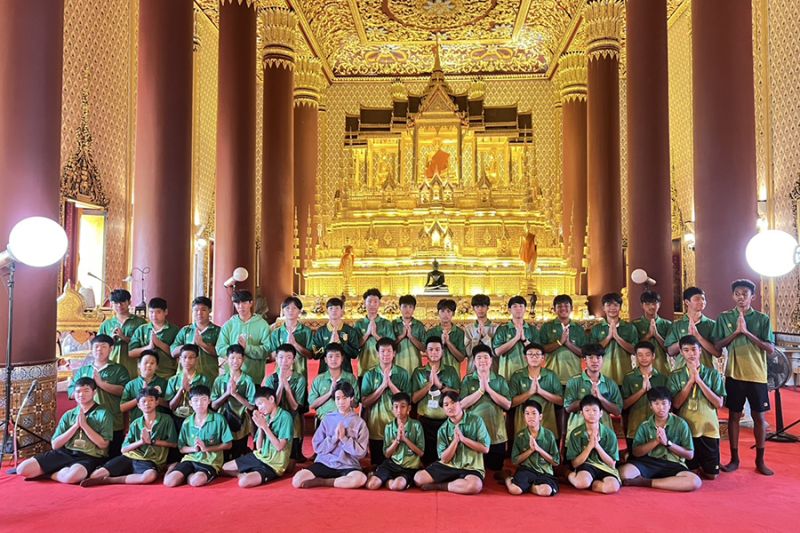 กิจกรรมทำบุญตักบาตรในช่วงเช้า ณ วัดเทพศิรินทราวาส
