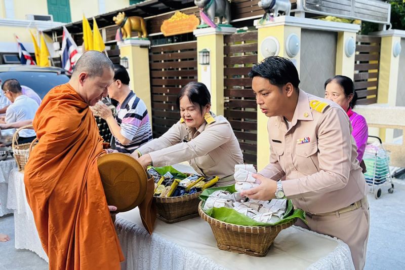 กิจกรรมทำบุญตักบาตรในช่วงเช้า ณ วัดเทพศิรินทราวาส