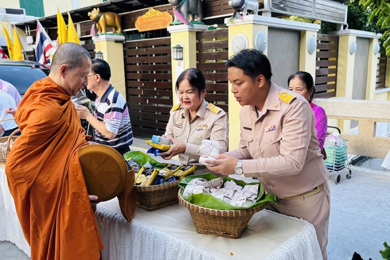 กิจกรรมทำบุญตักบาตรในช่วงเช้า ณ วัดเทพศิรินทราวาส