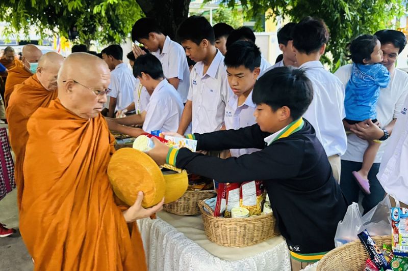 กิจกรรมทำบุญตักบาตรในช่วงเช้า ณ วัดเทพศิรินทราวาส