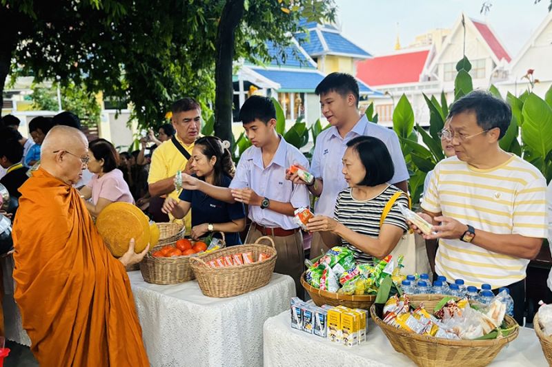 กิจกรรมทำบุญตักบาตรในช่วงเช้า ณ วัดเทพศิรินทราวาส